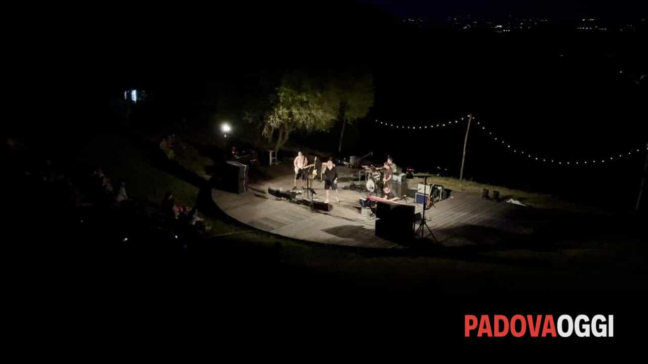 Una notte da brividi all'Anfiteatro del Venda con gli Arab Strap