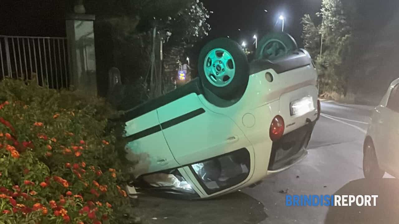 auto si ribalta, ferito il conducente