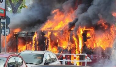 Incendio a Roma, autobus Atac distrutto dalle fiamme. Nube nera avvolge il quartiere