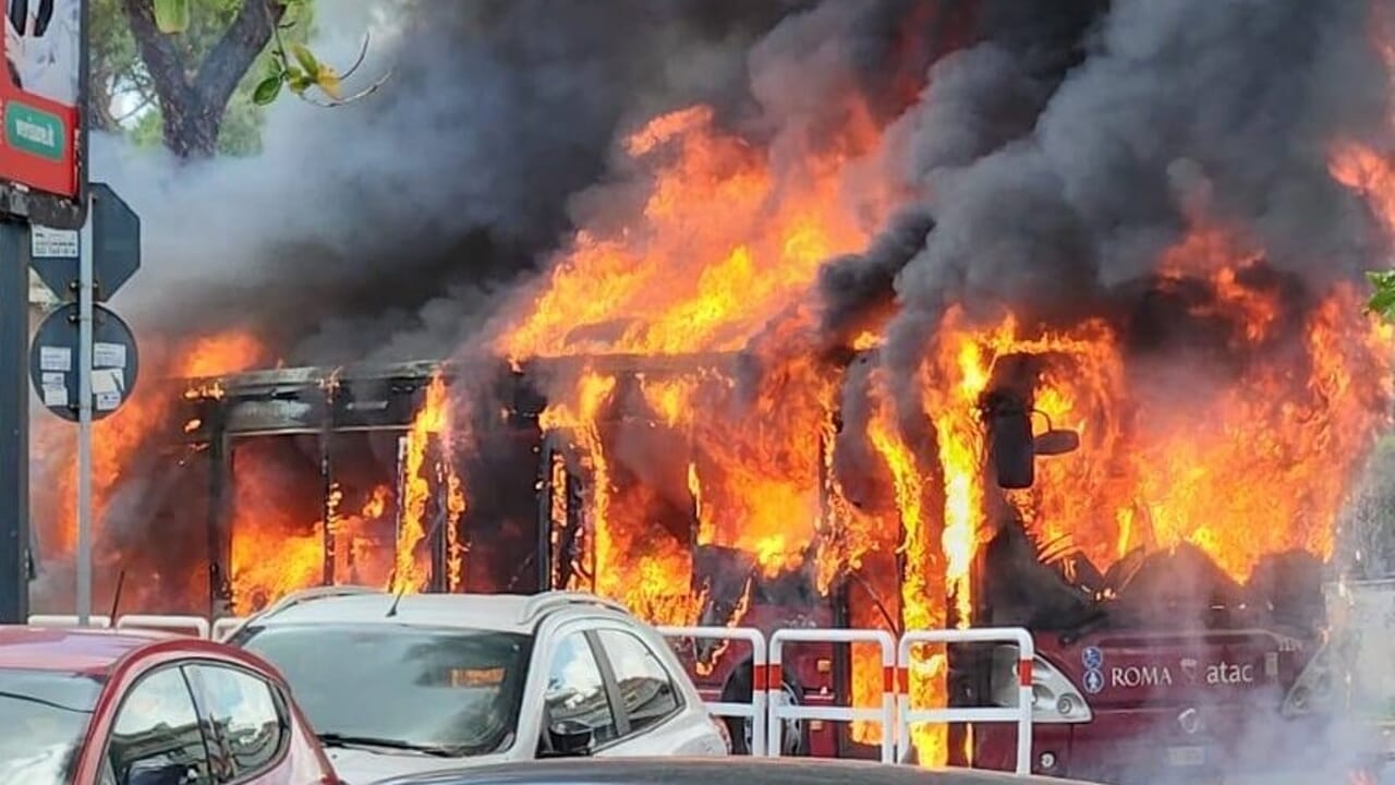 Incendio a Roma, autobus Atac distrutto dalle fiamme. Nube nera avvolge il quartiere