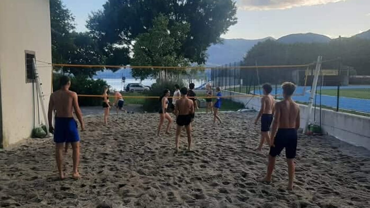 Grazie a un gruppo di appassionati è rinato il campo di beach volley a lago