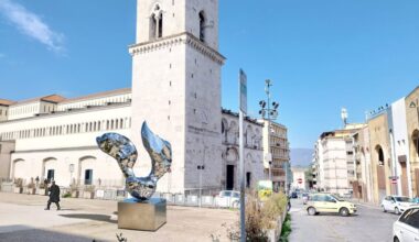 Sette sculture in acciaio lucidato in giro per la città: sabato si inaugura la mostra 'Benevento in Luce' di Helidon Xhixha - NTR24.TV