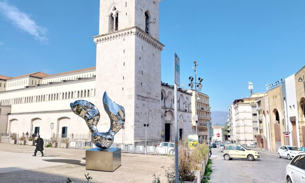 Sette sculture in acciaio lucidato in giro per la città: sabato si inaugura la mostra 'Benevento in Luce' di Helidon Xhixha - NTR24.TV