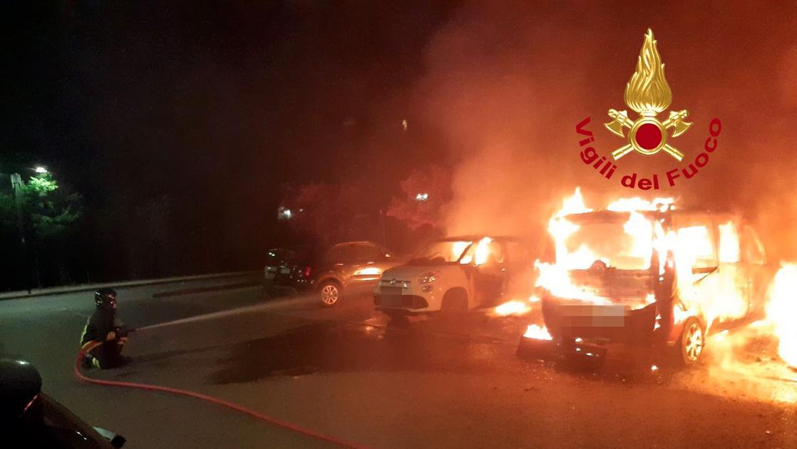 Paura nella notte, in fiamme otto auto e un camper