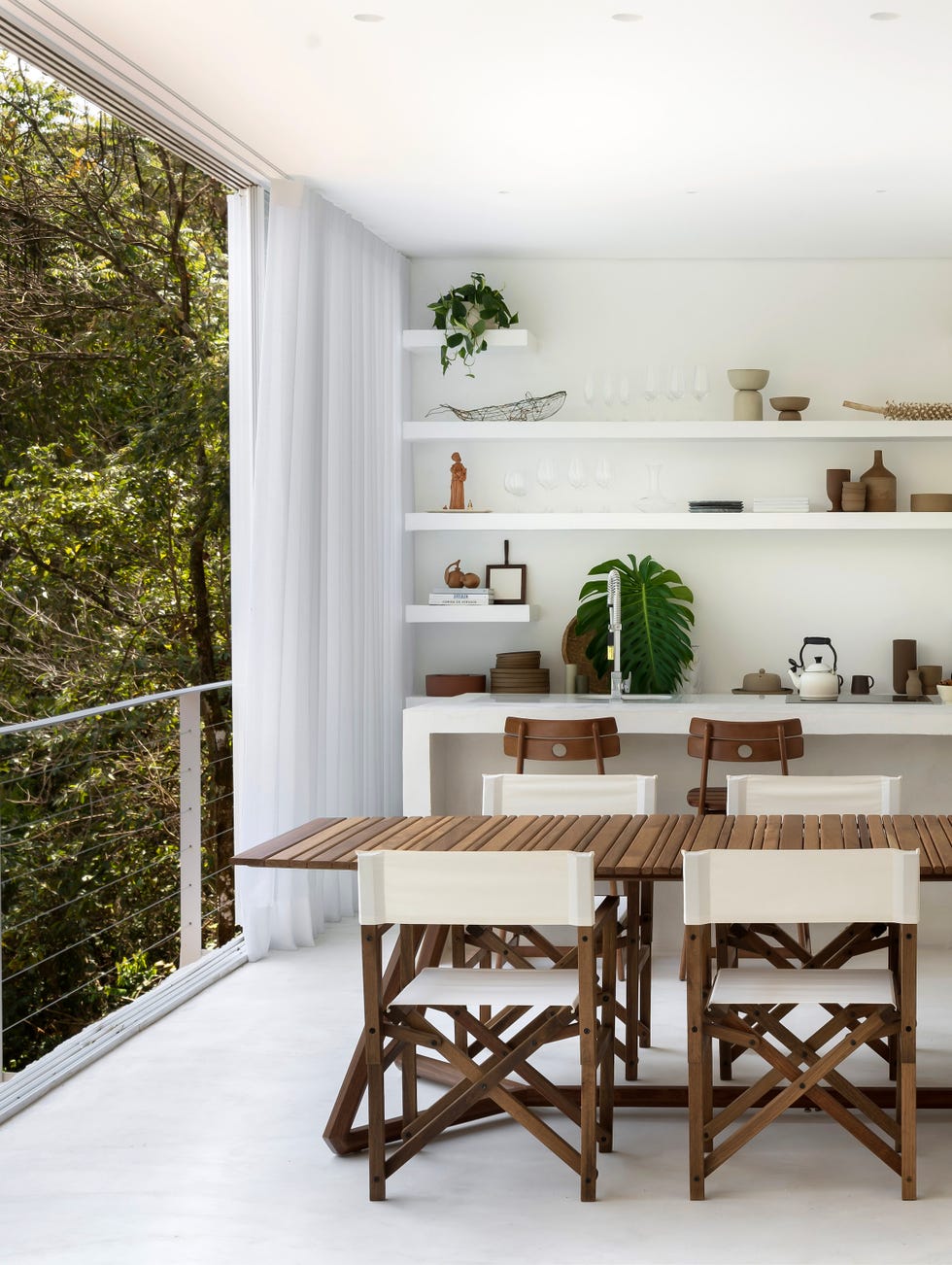 esta casa iba a ser cobertizo y acabo convertido en el loft suspendido a la altura de los arboles de un arquitecto