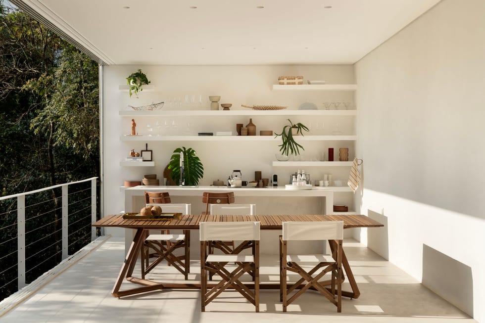 esta casa iba a ser cobertizo y acabo convertido en el loft suspendido a la altura de los arboles de un arquitecto