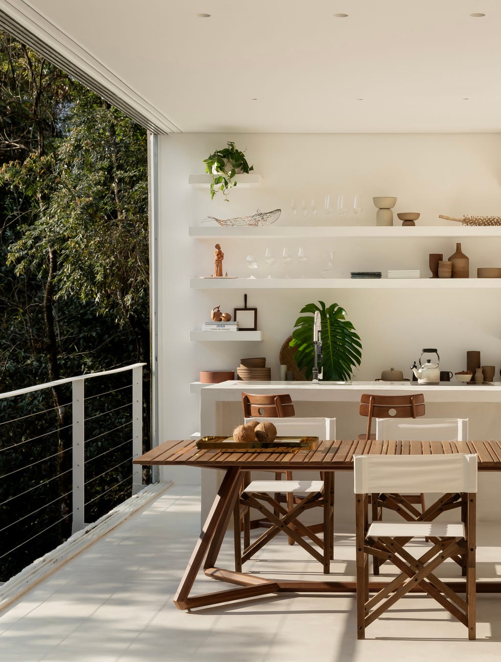 esta casa iba a ser cobertizo y acabo convertido en el loft suspendido a la altura de los arboles de un arquitecto