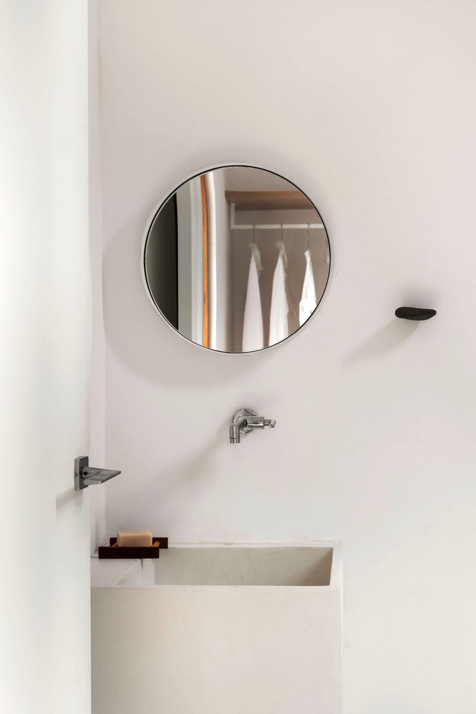 esta casa iba a ser cobertizo y acabo convertido en el loft suspendido a la altura de los arboles de un arquitecto