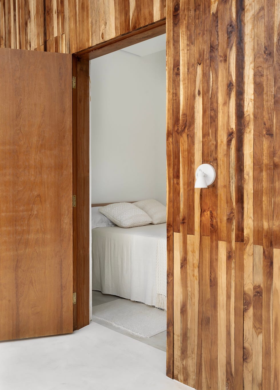esta casa iba a ser cobertizo y acabo convertido en el loft suspendido a la altura de los arboles de un arquitecto