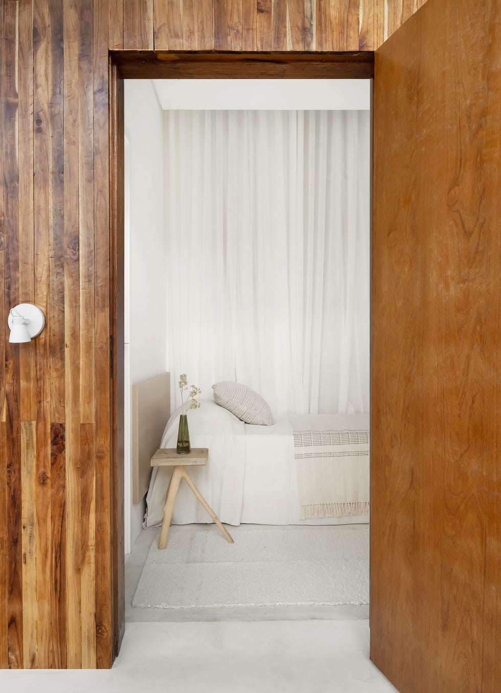 esta casa iba a ser cobertizo y acabo convertido en el loft suspendido a la altura de los arboles de un arquitecto