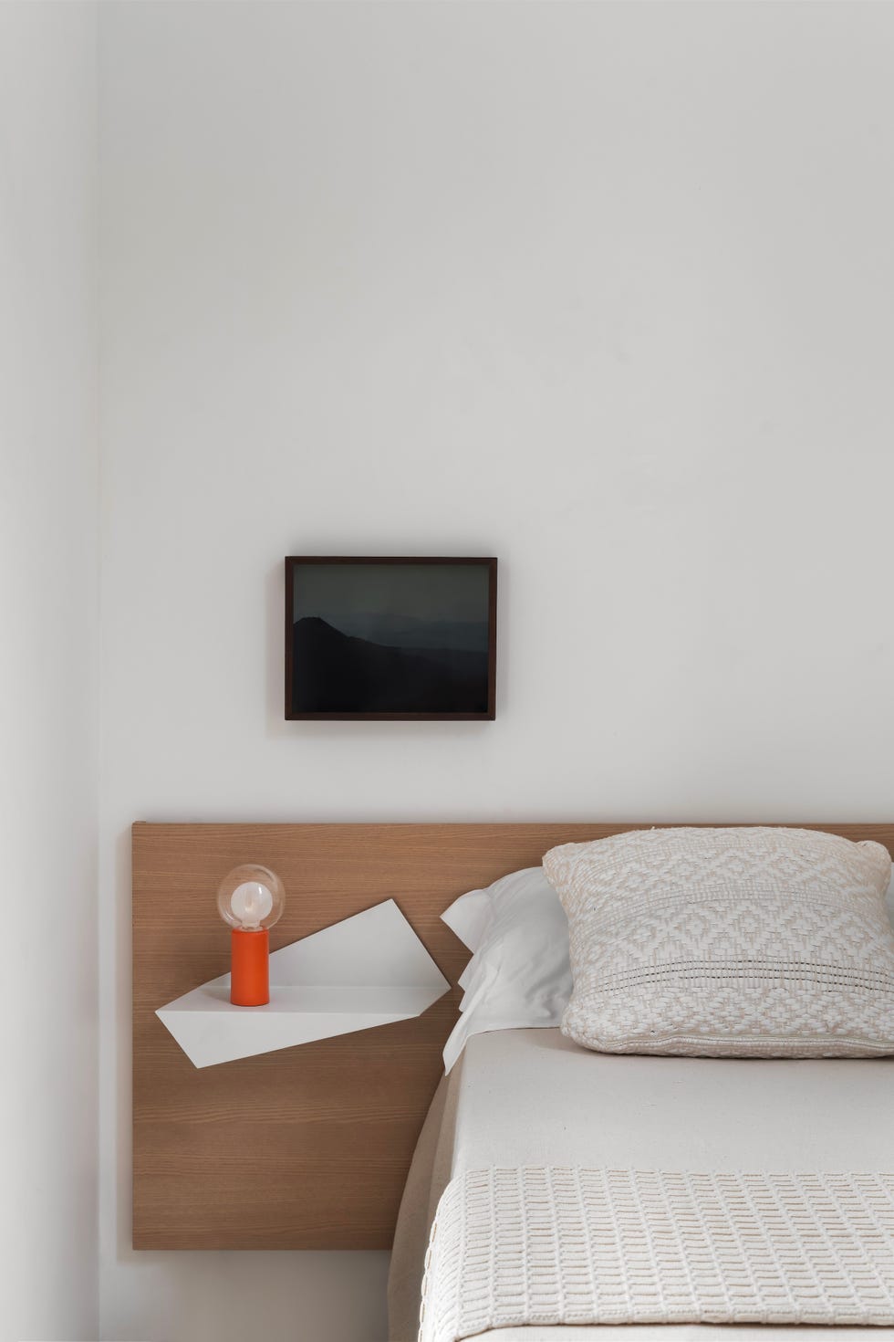 esta casa iba a ser cobertizo y acabo convertido en el loft suspendido a la altura de los arboles de un arquitecto