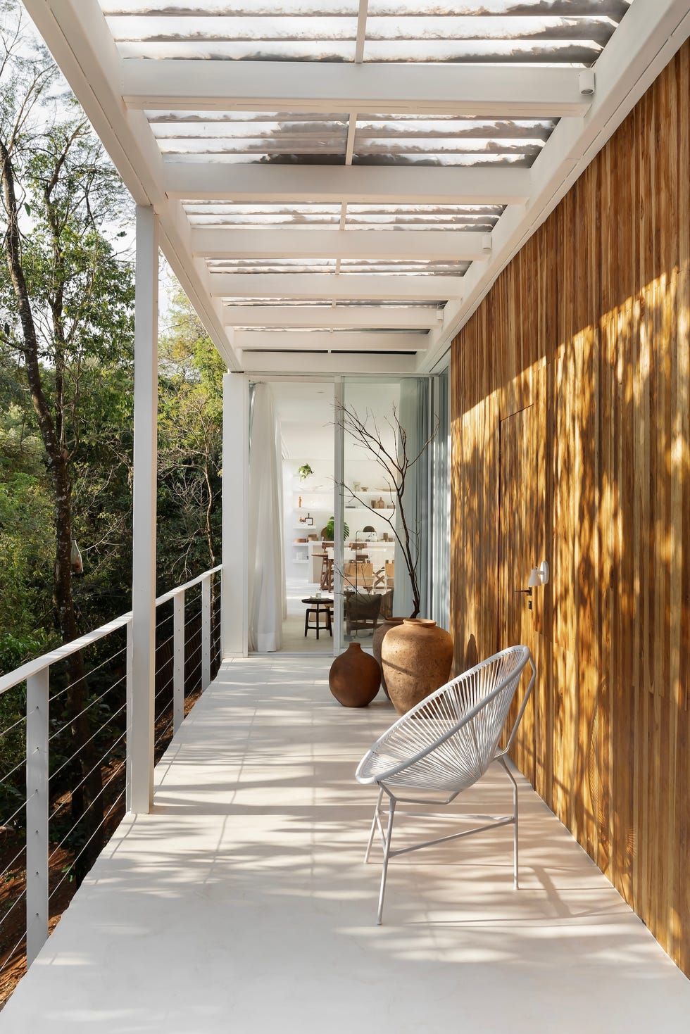 esta casa iba a ser cobertizo y acabo convertido en el loft suspendido a la altura de los arboles de un arquitecto