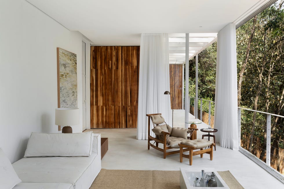 esta casa iba a ser cobertizo y acabo convertido en el loft suspendido a la altura de los arboles de un arquitecto