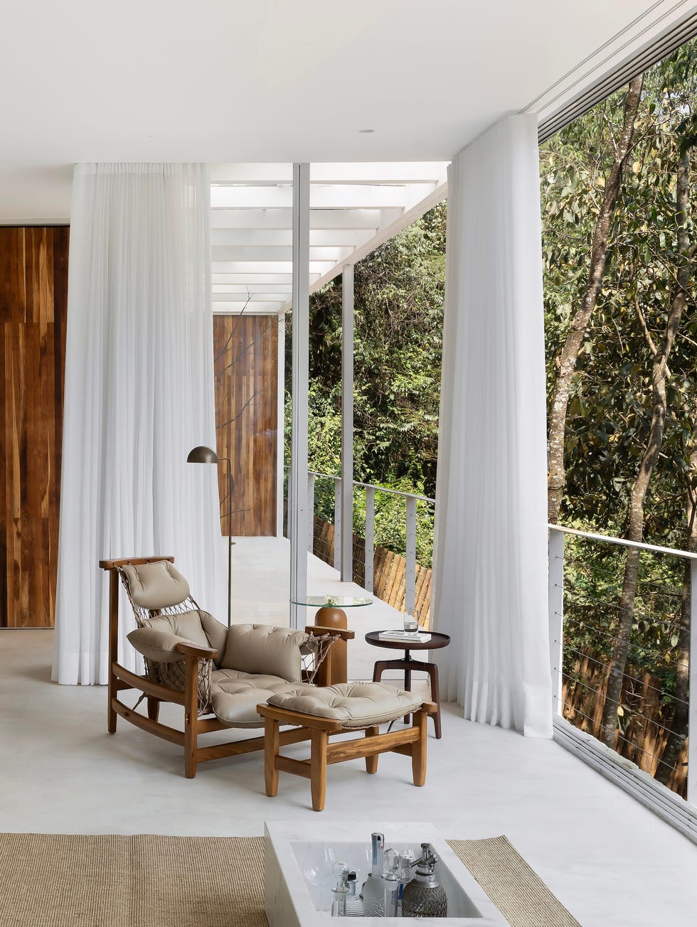 esta casa iba a ser cobertizo y acabo convertido en el loft suspendido a la altura de los arboles de un arquitecto