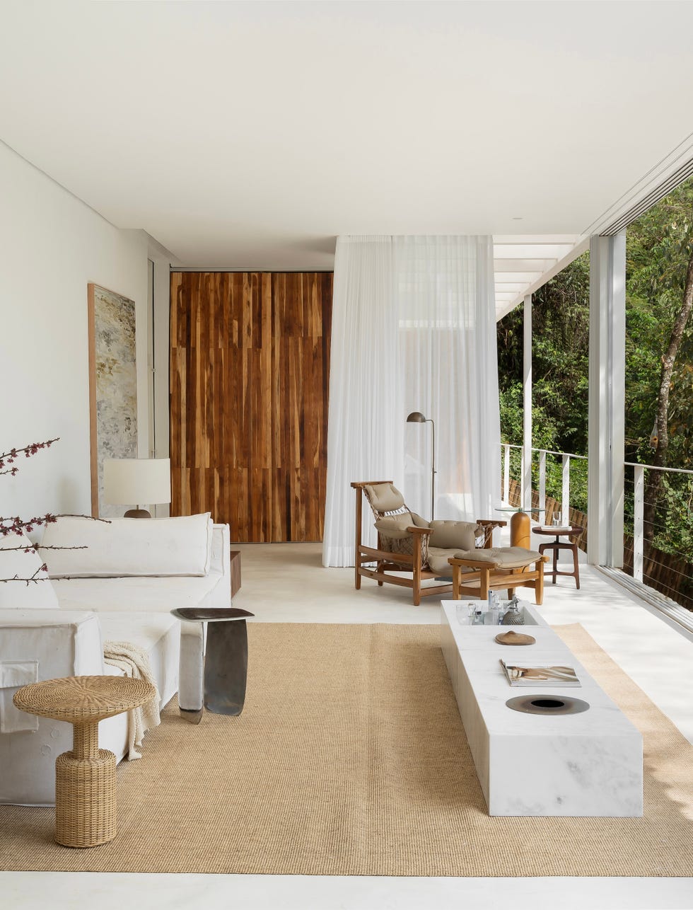 esta casa iba a ser cobertizo y acabo convertido en el loft suspendido a la altura de los arboles de un arquitecto