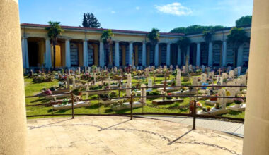 "Uno spettacolo in cimitero? Siamo allibiti, è un luogo di raccoglimento. Si cambi la location"