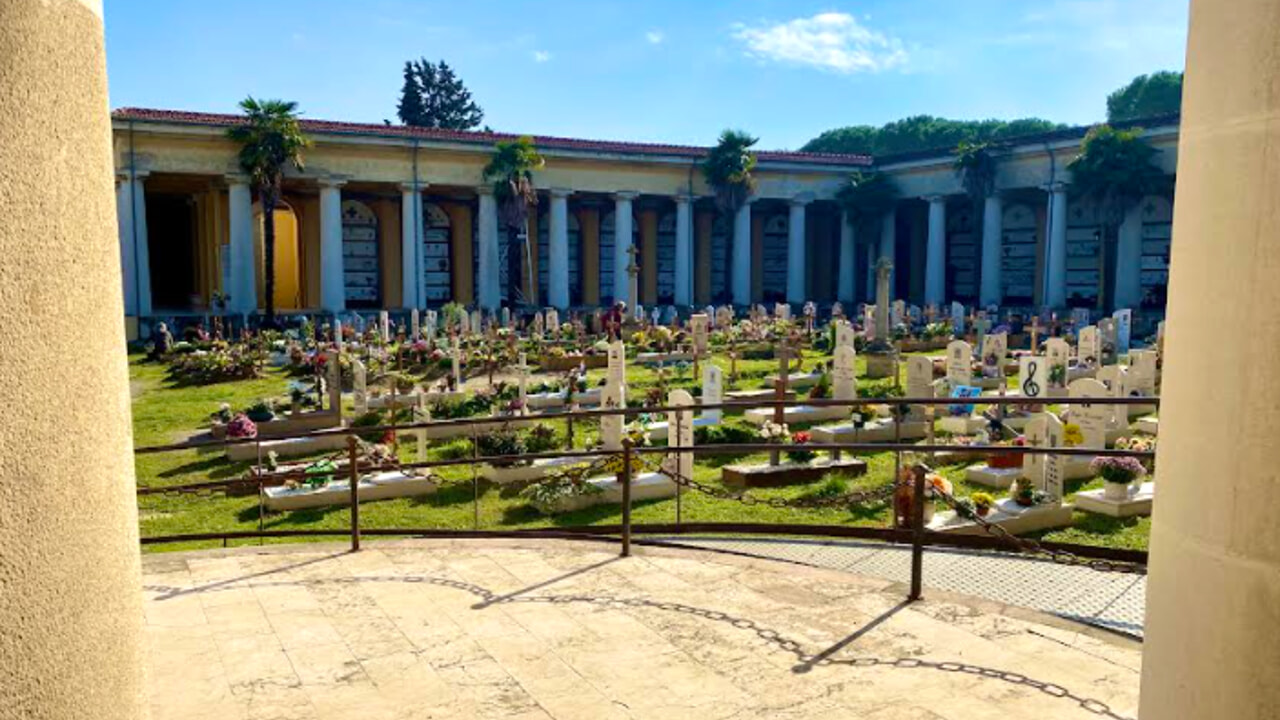 "Uno spettacolo in cimitero? Siamo allibiti, è un luogo di raccoglimento. Si cambi la location"