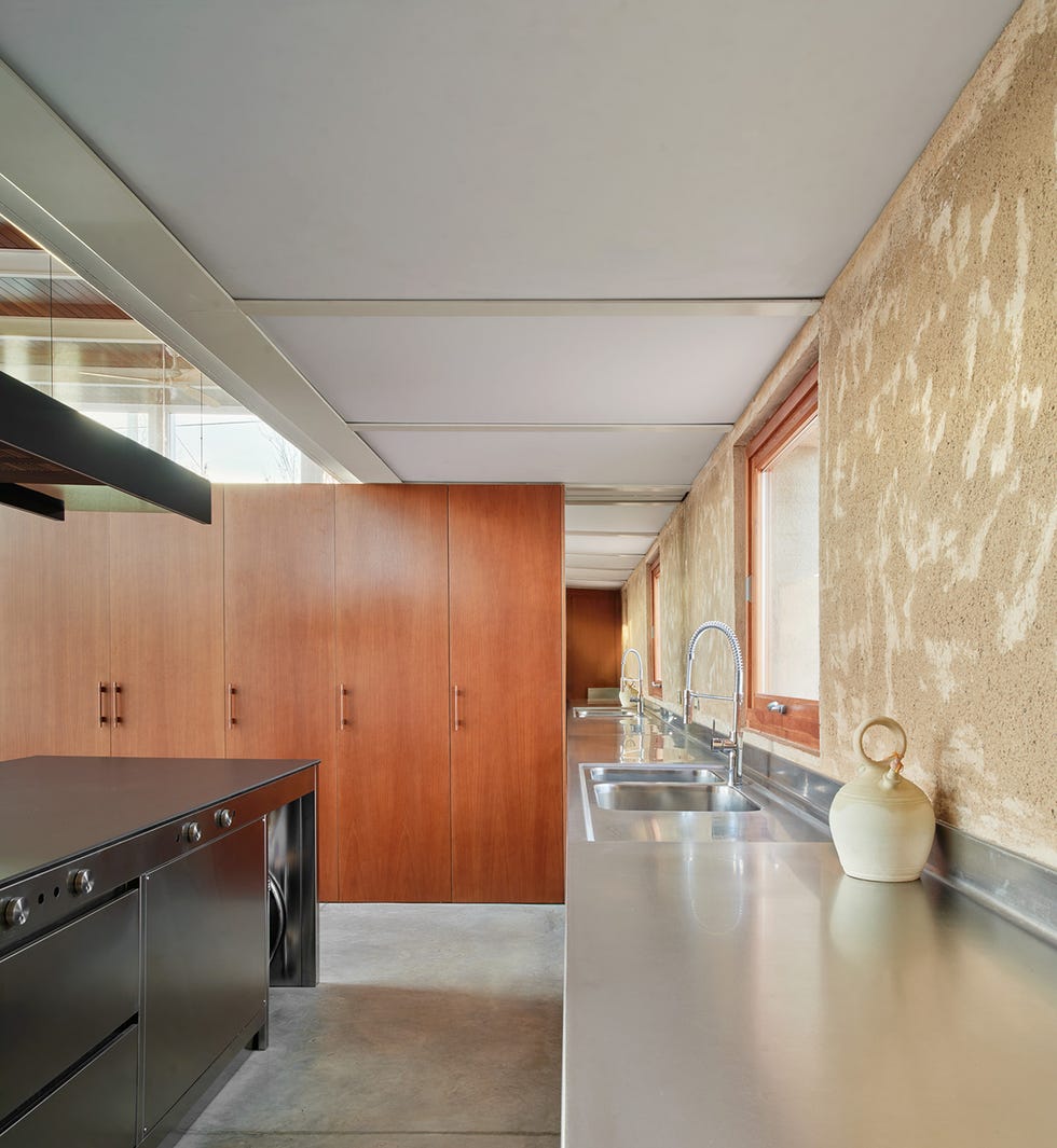 casa moderna con patios y estancias abiertas de twobo arquitectura