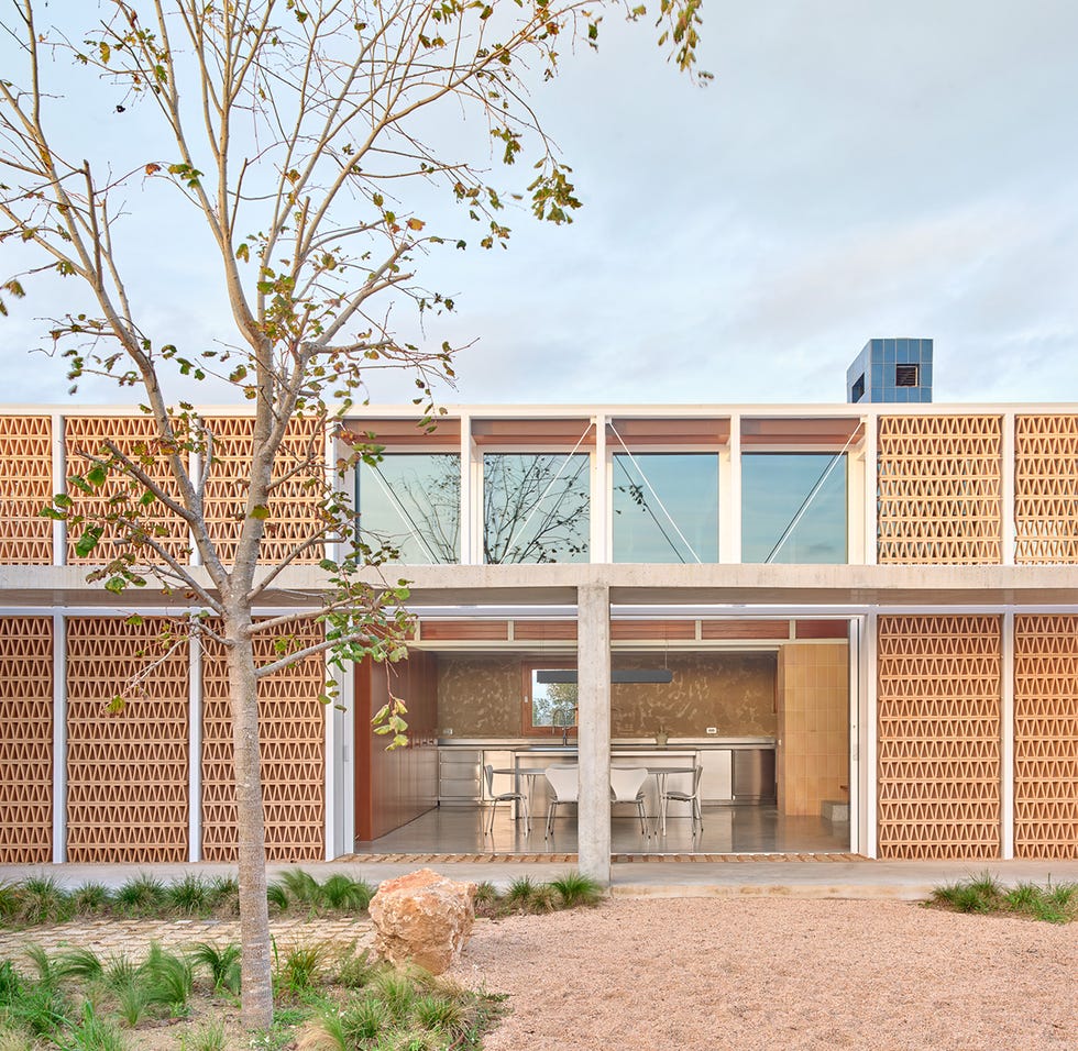 casa moderna con patios y estancias abiertas de twobo arquitectura