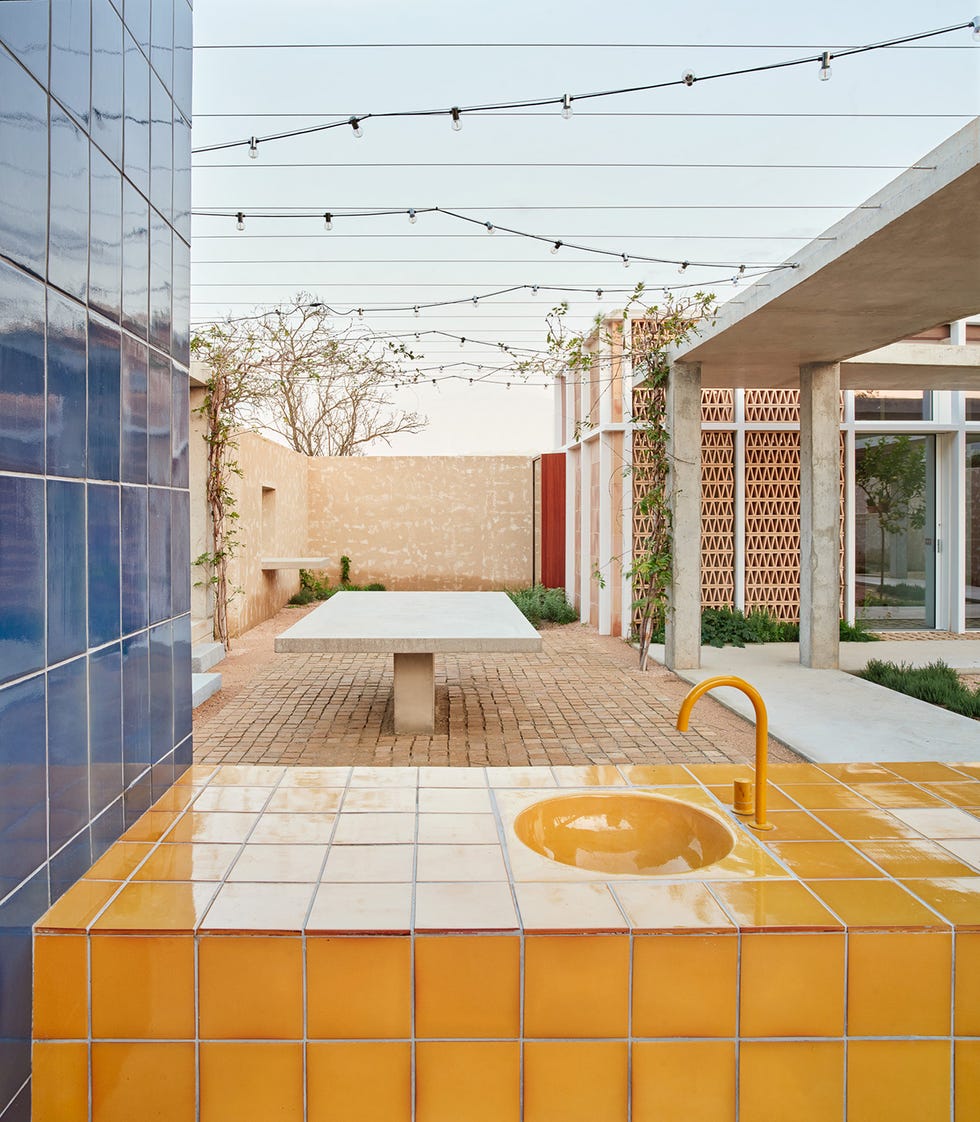 casa moderna con patios y estancias abiertas de twobo arquitectura