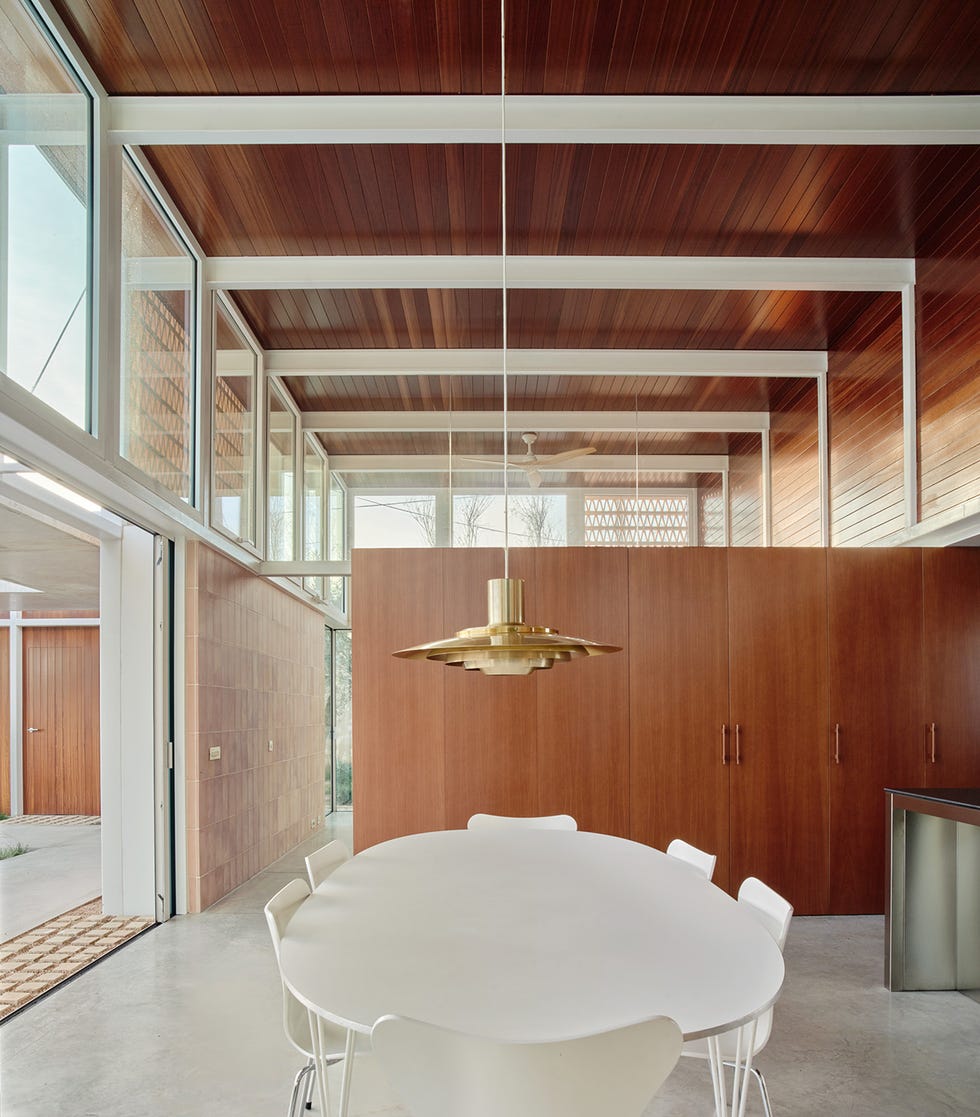 casa moderna con patios y estancias abiertas de twobo arquitectura