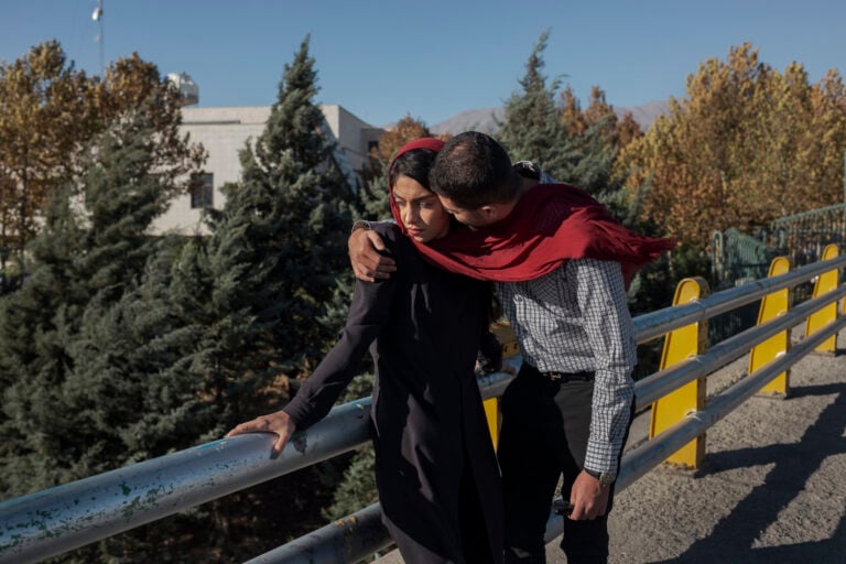 ©Parisa Azadi, Hossain abbraccia la sua fidanzata Negar per le strade di Teheran, Iran, 13 ottobre 2017