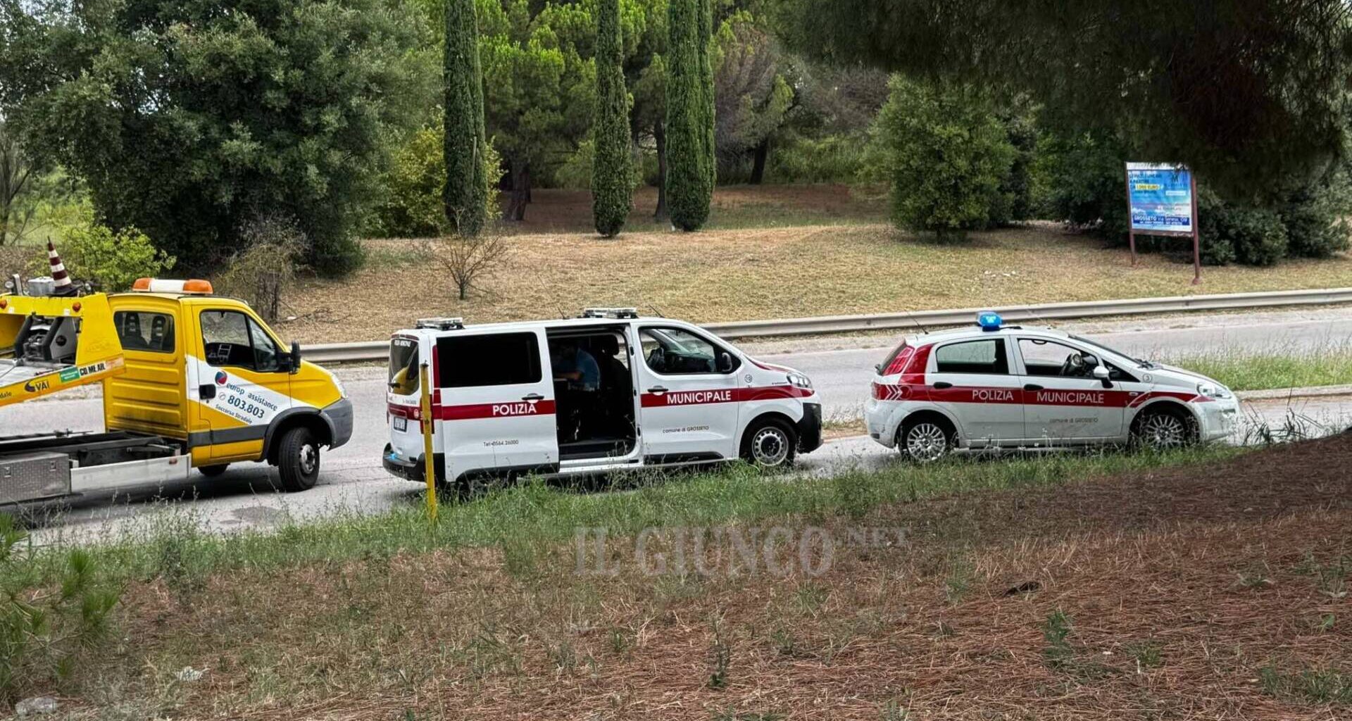 Incidente all'entrata della città: auto finisce fuori strada