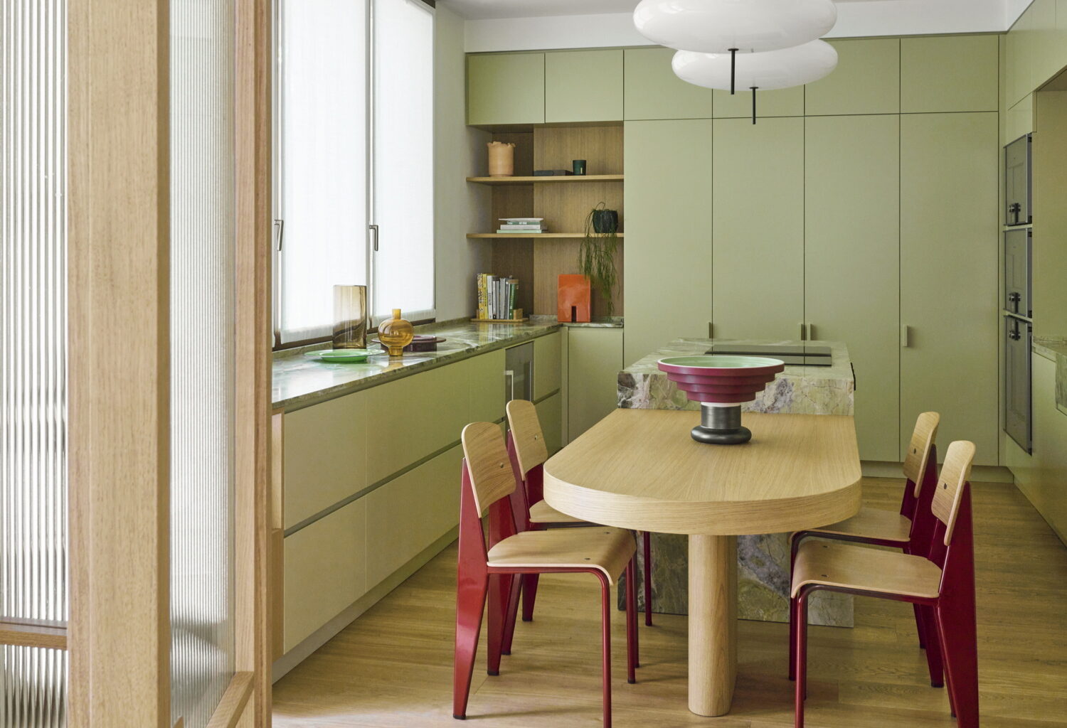 La cucina verde pistacchio è il cuore di questa casa in stile new classic