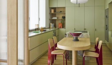 La cucina verde pistacchio è il cuore di questa casa in stile new classic