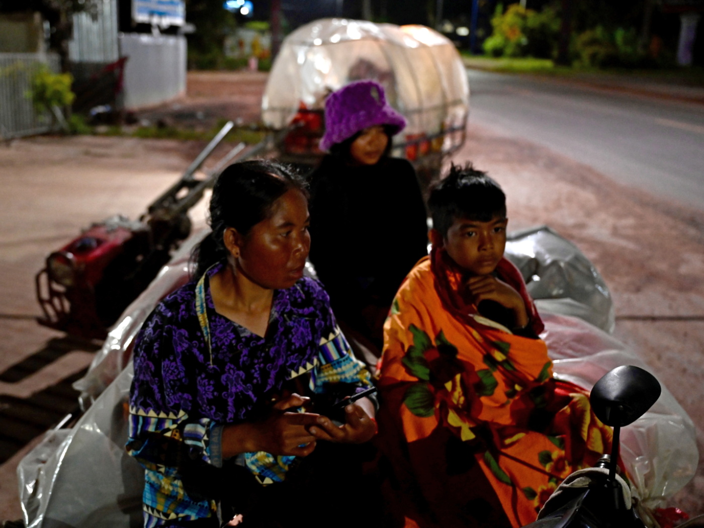 tre persone al confine tra thailandia e cambogia