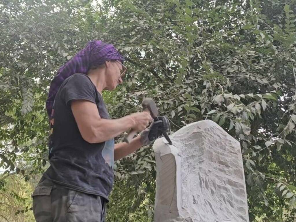 Dalla trachite ecco come nascono le opere del Simposio di Scultura