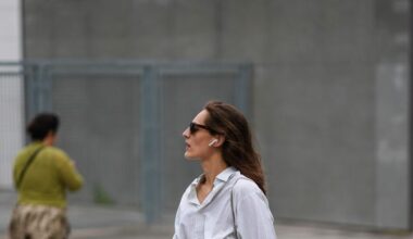 Sandali anni '90 e jeans con risvolto in 6 outfit effortless chic