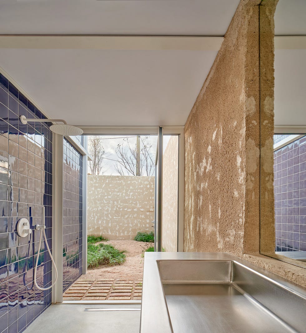 casa moderna con patios y estancias abiertas de twobo arquitectura