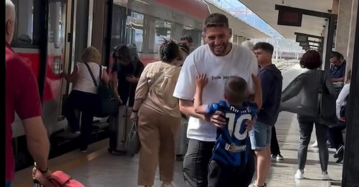 VIDEO / Berardi torna a casa: il figlio lo accoglie con la maglia dell'Inter