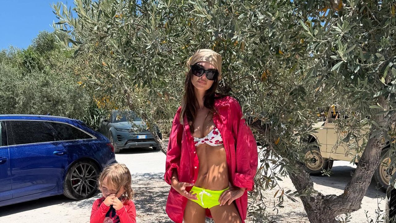 Emily Ratajkowski in vacanza in Puglia: bikini, pesce crudo e slow life tra gli ulivi