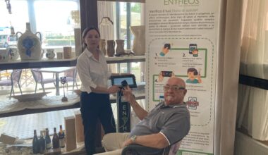 Un device elettronico in albergo per misurare pressione sanguigna, saturazione e altri parametri sanitari