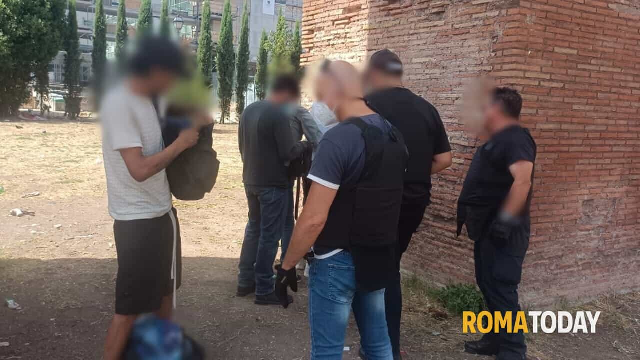 Roma, blitz contro i pusher dell'Esquilino di piazza Pepe. Il video