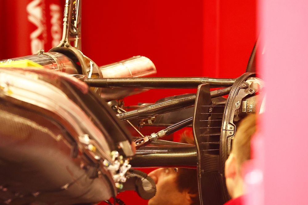 Ferrari SF-25, dettaglio della nuova sospensione posteriore nel box di SPA