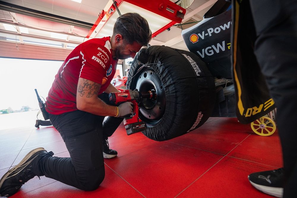 Test Pirelli a Fiorano con le gomme da bagnato 2026: le pistole per i pit stop sono elettriche e non pneumatiche