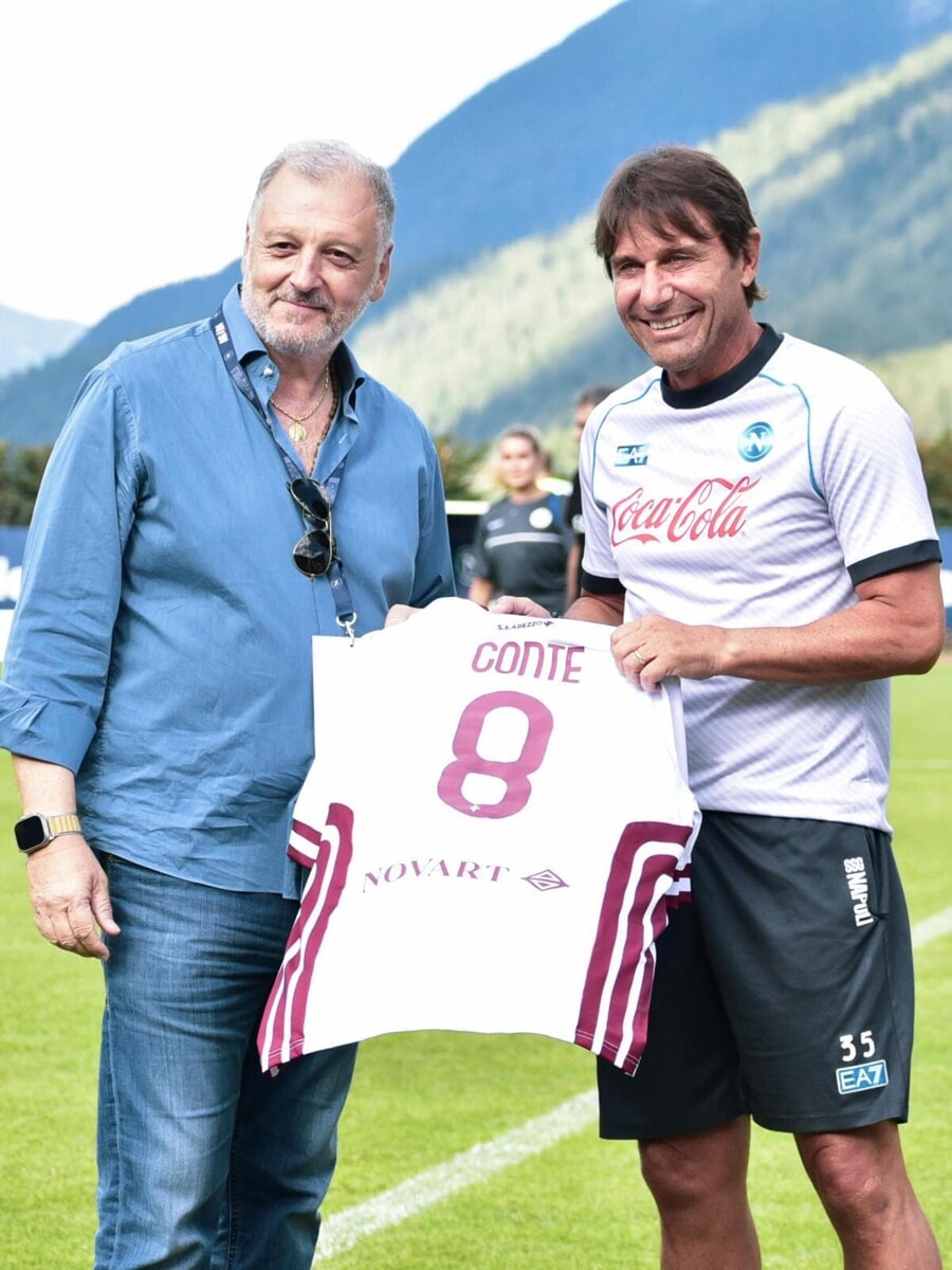 Il presidente dell'Arezzo Guglielmo Manzo consegna una maglia amaranto ad Antonio Conte
