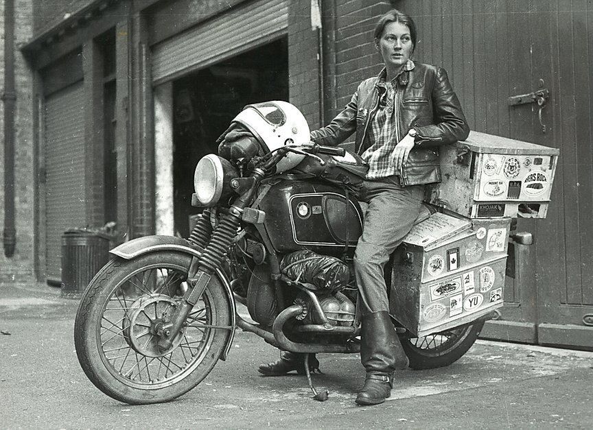"Sola, in moto": la forza di un viaggio che cambia tutto