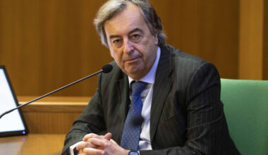 Burioni insulta i danneggiati da vaccino: "Malati mentali"