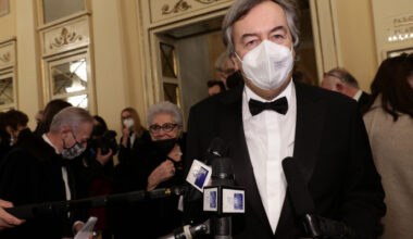 Burioni ci insulta, ma scivola ancora sui danni da vaccino