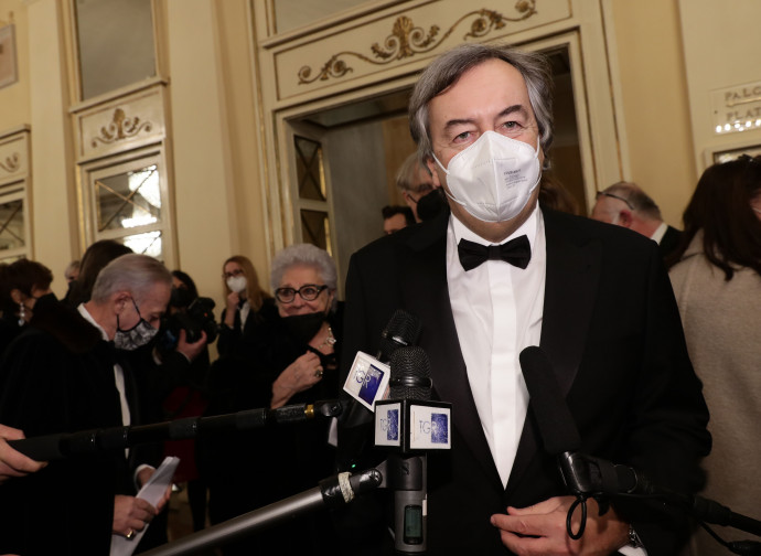 Burioni ci insulta, ma scivola ancora sui danni da vaccino