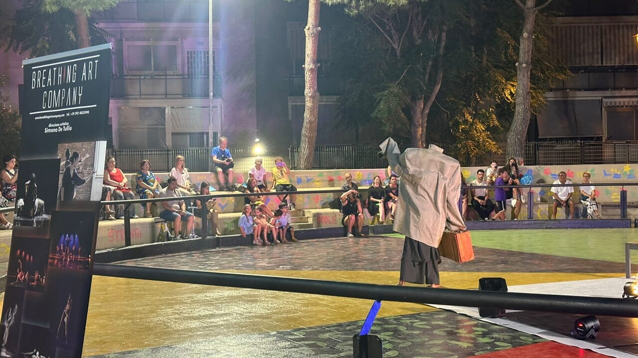 petardi su pubblico e danzatori