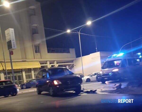 In primo piano l'Opel Meriva coinvolta