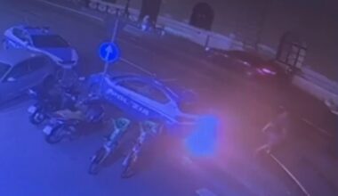 Appicca le fiamme sotto alla volante della polizia tentando di incendiarla