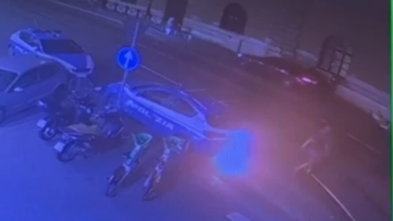 Appicca le fiamme sotto alla volante della polizia tentando di incendiarla