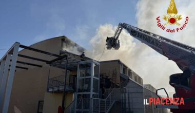 Fumo dal tetto della palestra del Mattei, pompieri al lavoro