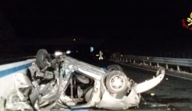 Scontro fra auto e minivan sulla Statale 16, a Mola: morta donna incinta